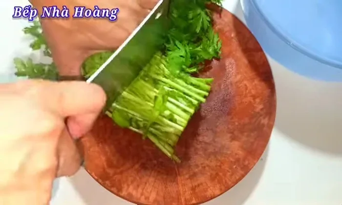 Cut rau tang o into smaller, bite-sized pieces.