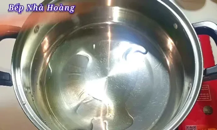 Heat cooking oil in a pot, add chopped shallots and fry until fragrant.