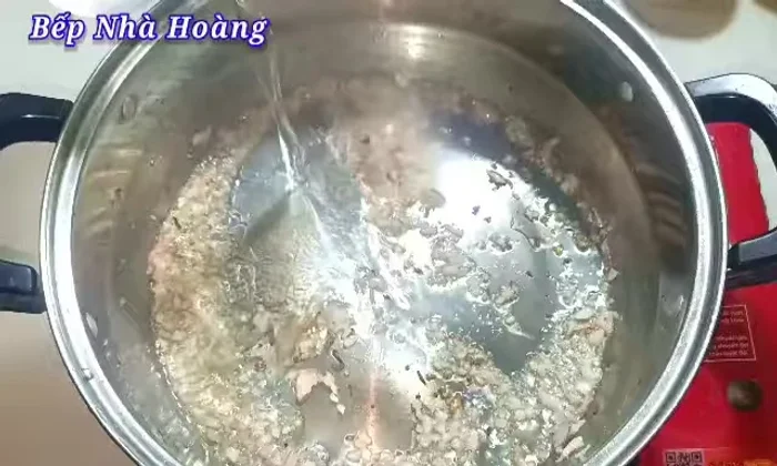 Add 1 liter of water to the pot and bring to a boil.