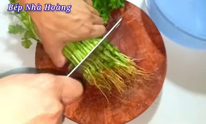 Clean rau tang o: Cut off the roots, wash thoroughly.