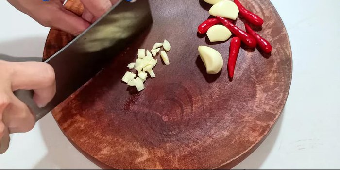 Chop the garlic and chili peppers.