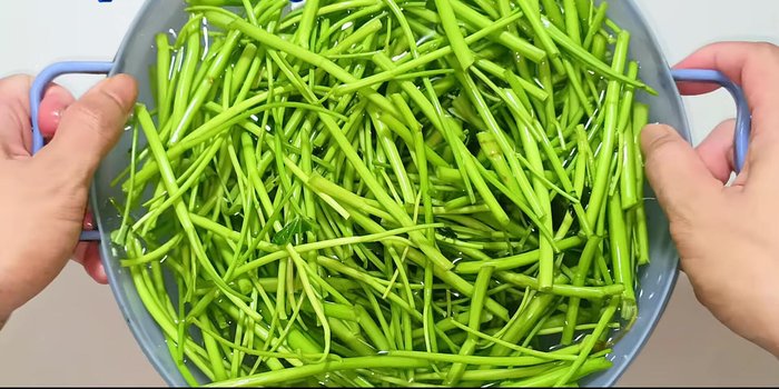 Wash the soaked water spinach again and drain.