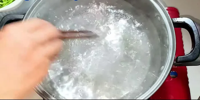 Boil a pot of water with 1/2 teaspoon of salt. Add the water spinach and boil over high heat for 1 minute to maintain its green color.