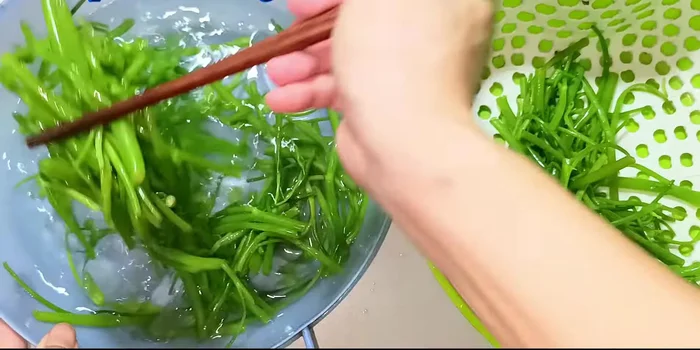 Drain the water spinach thoroughly.