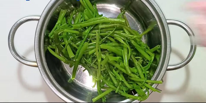 Mix the drained water spinach with the prepared fish sauce mixture.