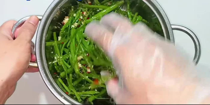 For a more intense flavor, let the mixed water spinach marinate for 15-20 minutes before serving.