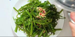 Crispy Water Spinach Salad with Sweet & Sour Garlic Chili Sauce