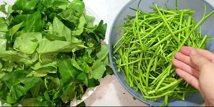 Wash the water spinach thoroughly.