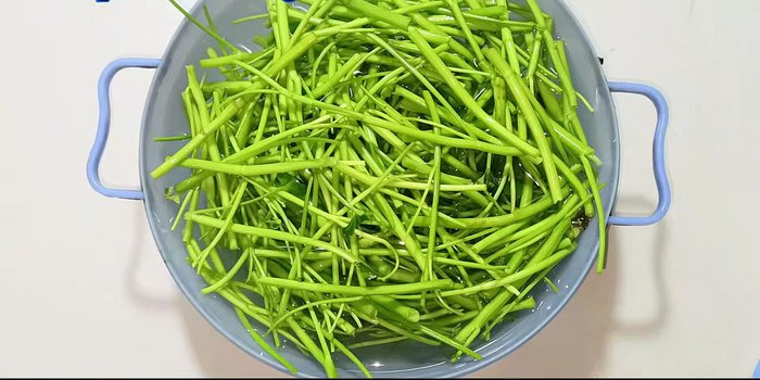 Soak the water spinach in a bowl of water with a spoonful of salt for 15 minutes.