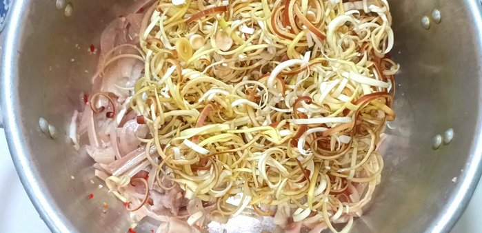 Let the salad marinate for about 50 minutes.