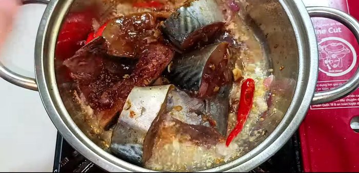 Add the marinated fish to the pot. Stir evenly to ensure both sides are firm.