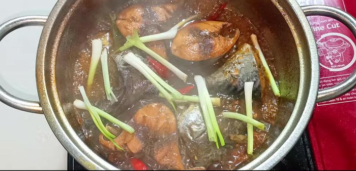 Reduce heat to low and add green onions. Cook for 1 minute.