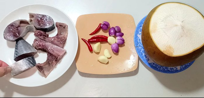 Gut and cut the tuna into 2-3cm thick strips. Wash and drain.