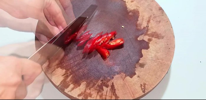 Slice the chili pepper and garlic. Chop the remaining garlic and chili peppers.