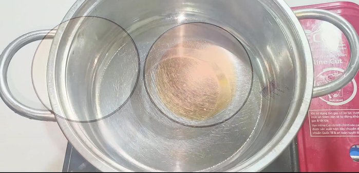 Prepare the fish sauce mixture: In a thick pot, caramelize 2 tablespoons of sugar over low heat, shaking constantly to prevent burning. Add 100ml of water, 100ml of fish sauce, and the remaining 100g sugar. Stir until the sugar is dissolved.