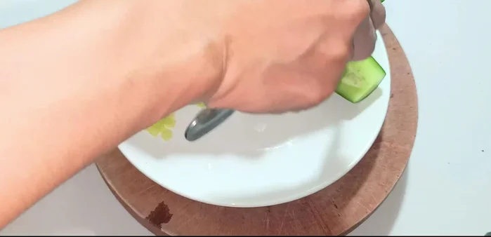 Scrape the inside of the cucumber with a spoon to remove excess water. Cut the cucumber diagonally into approximately 2cm pieces.