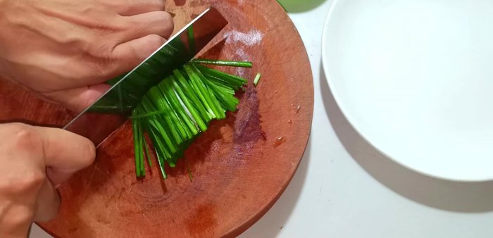 Wash and cool the bean sprouts and chives. Cut off the ends of the chives and chop them into 4-5cm pieces. (48.32)