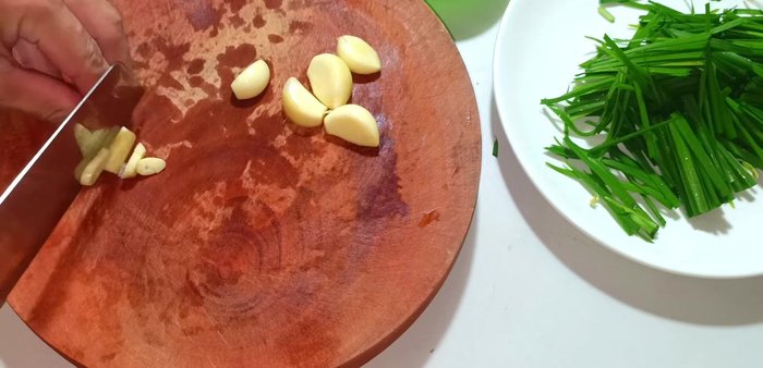 Chop the garlic. (62.879)