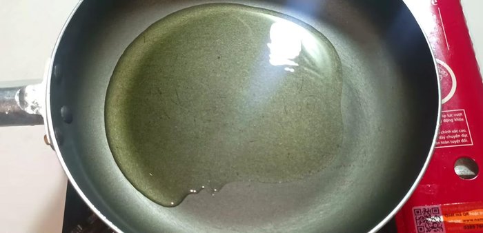 Heat cooking oil in a pan and fry the garlic until golden brown and fragrant. (90.6)