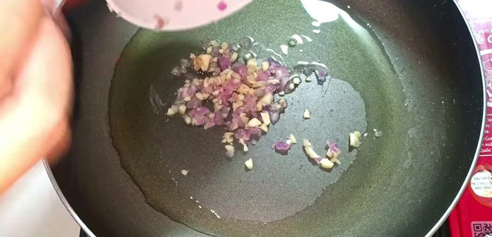 Heat cooking oil in a pot. Add the remaining chopped shallots and garlic, saute until fragrant. Add the marinated minced pork and stir-fry until cooked.