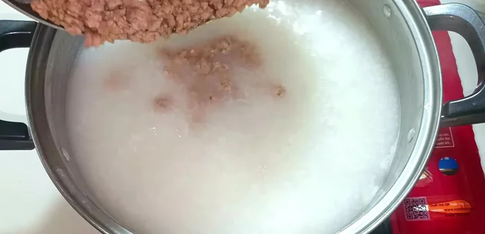 Add the cooked minced pork to the porridge and stir well.