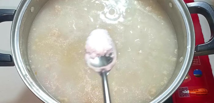 Season the porridge with salt, sugar, cornstarch, and ground pepper to taste. Stir well.