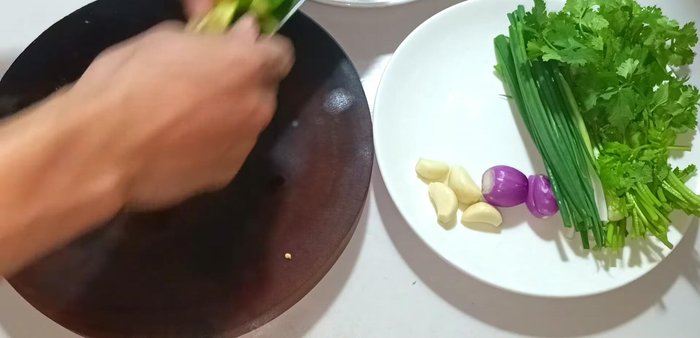 Chop green onions and cilantro into small pieces. Chop shallots and garlic into small pieces.