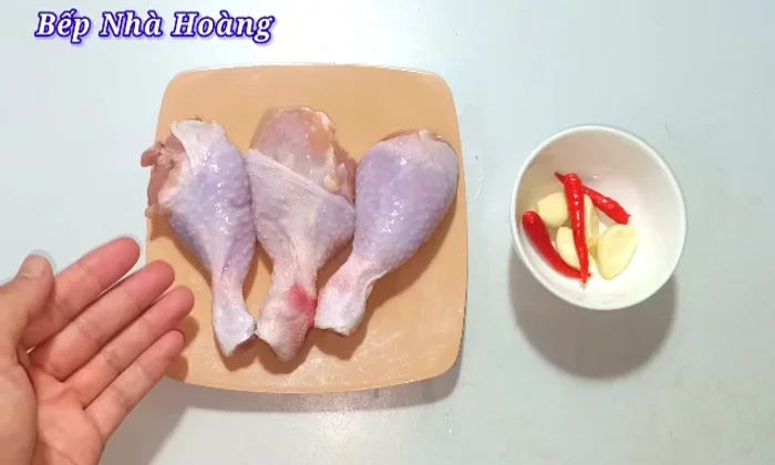 Clean chicken thighs by squeezing with lemon and salt, then wash and drain.