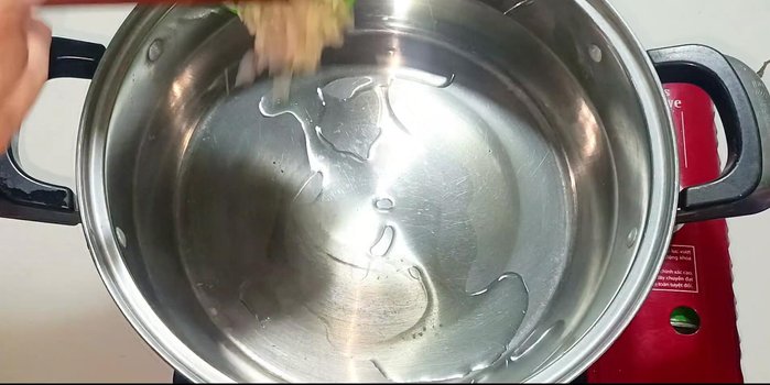 Heat cooking oil in a pot. Add minced garlic and shallots, stir until fragrant and golden brown.