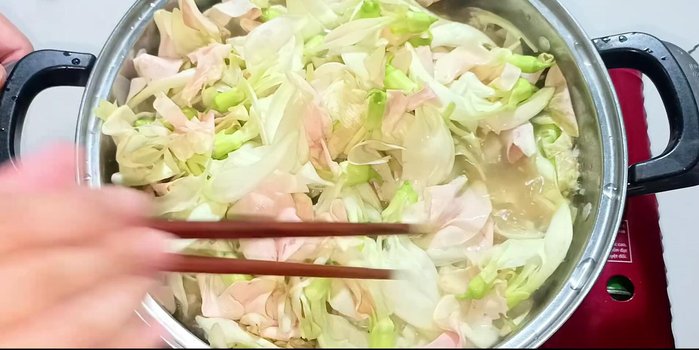 Add the cotton buds, cover the pot, and bring to a boil again. Ladle the soup evenly over the cotton buds until cooked.