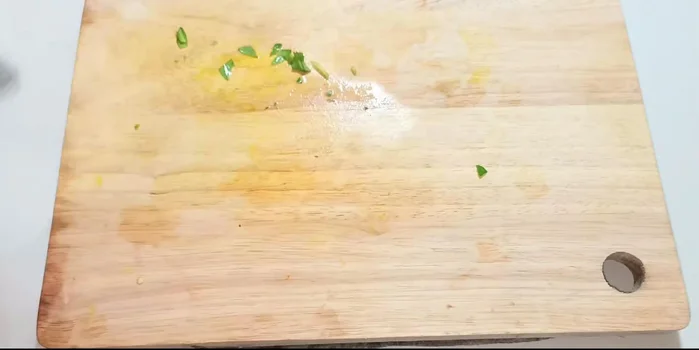 Chop the coriander, cilantro, onion, and shallots.