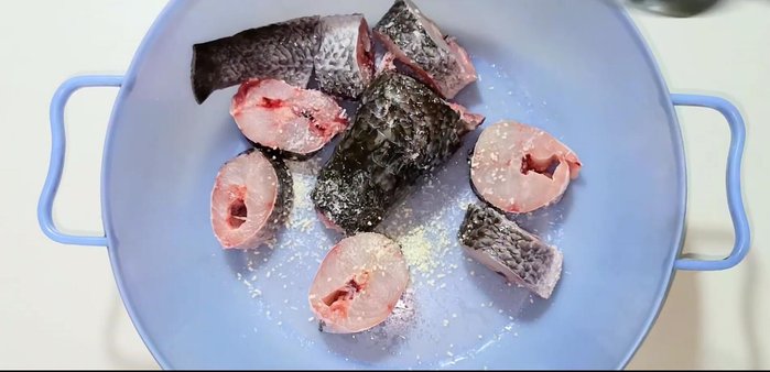 Marinate the fish pieces with seasoning powder, cornstarch, ground pepper, and fish sauce for 30 minutes.