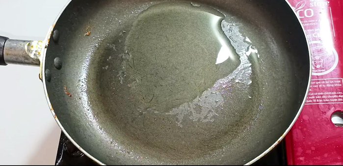 In the same pan, add a little cooking oil and sauté garlic and chili until fragrant.
