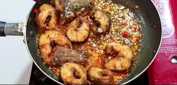 Add the fried fish to the sauce, coating them evenly. Continue to simmer on low heat until the sauce dries and sticks to the fish.