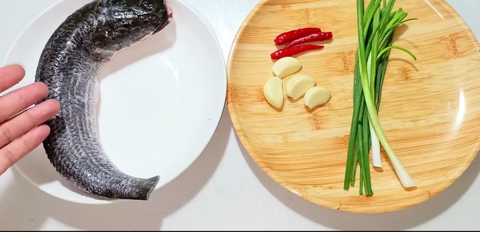 Clean the snakehead fish thoroughly. Remove the intestines, fins, and gills. Rinse with vinegar and salt to remove slime.