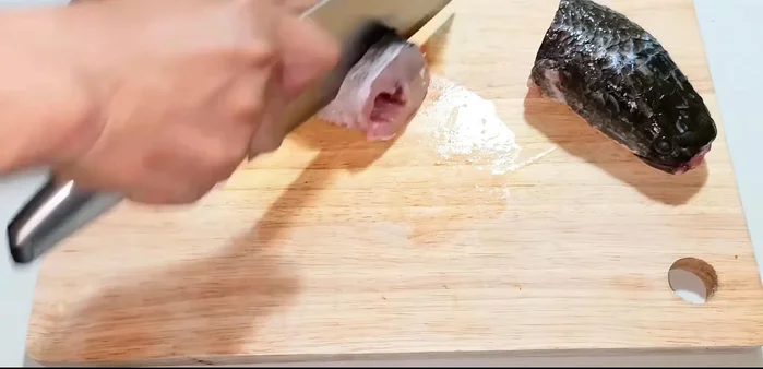 Cut the snakehead fish into 1.5-2cm thick pieces.