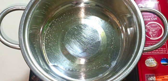 Add cooking oil to a pot and sauté the chopped onions until golden and fragrant.