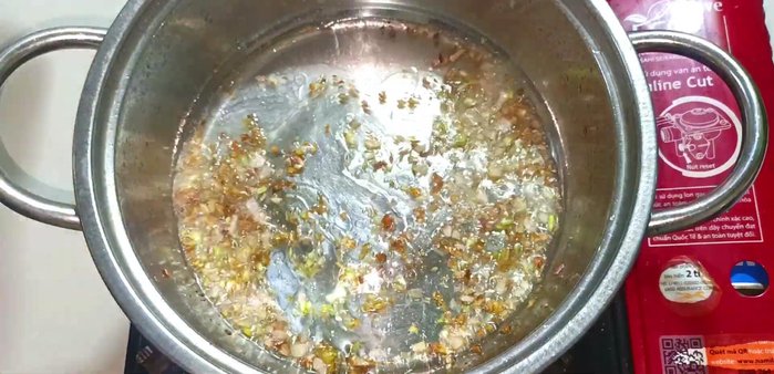 Add 1 liter of water to the pot and bring to a boil.