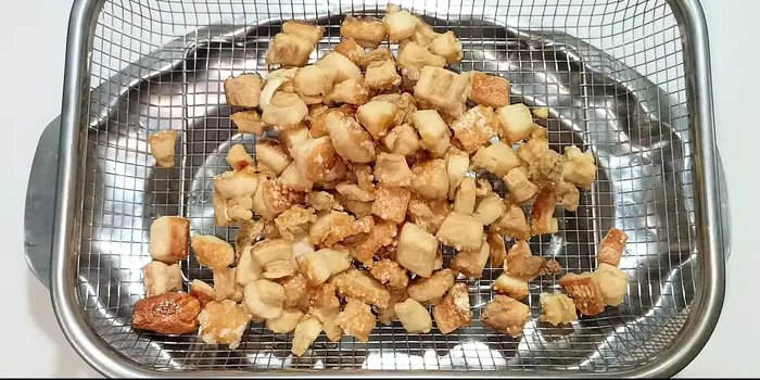 Drain and cool: Remove the crispy pork lard from the pot and let it drain on a wire rack or paper towels. Remove any remaining shallots. Allow to cool completely.