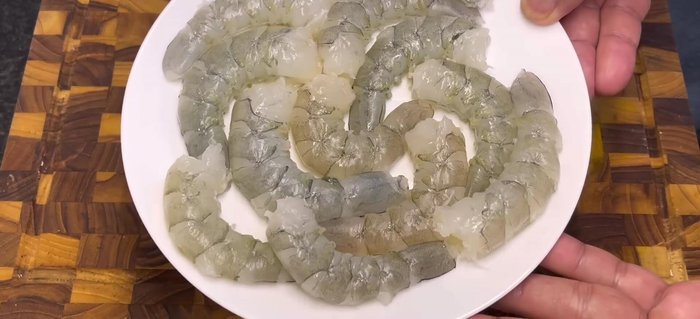 Peel and devein shrimp. Pat dry with paper towels, crush, and finely chop.