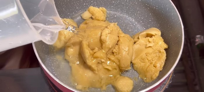 Prepare the sugar water: Combine 350g of palm sugar with 350ml of filtered water. Cook over medium heat until the sugar dissolves and it simmers slightly. Do not overcook.