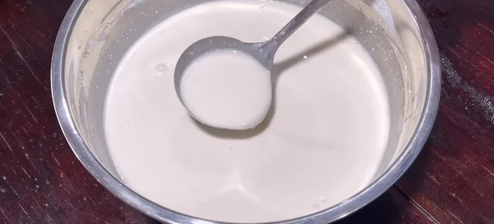 Prepare the steamer and mold by greasing it with oil and preheating it for 3-4 minutes.