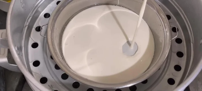 Pour the dough into the mold, ensuring the thickness is about 1.5-2cm. Steam over medium-high heat for 30 minutes.