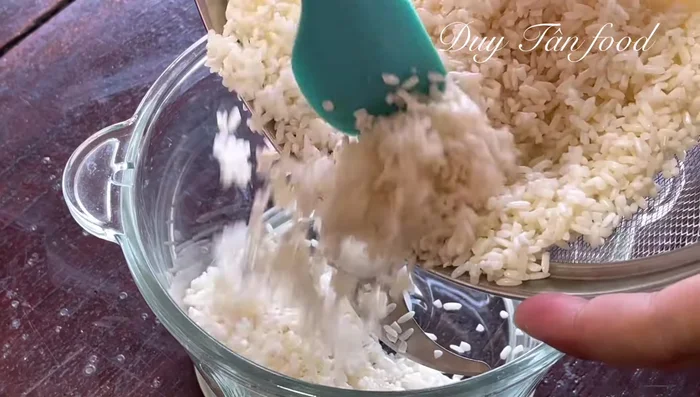 Grind the drained glutinous rice roughly using a blender, mortar and pestle, or meat grinder.