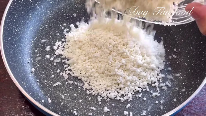Combine the ground glutinous rice and corn in a pan. Add grated coconut, sugar, salt, and coconut milk. Mix well.