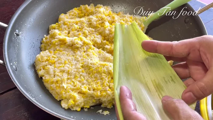 Wash and drain the corn husks.