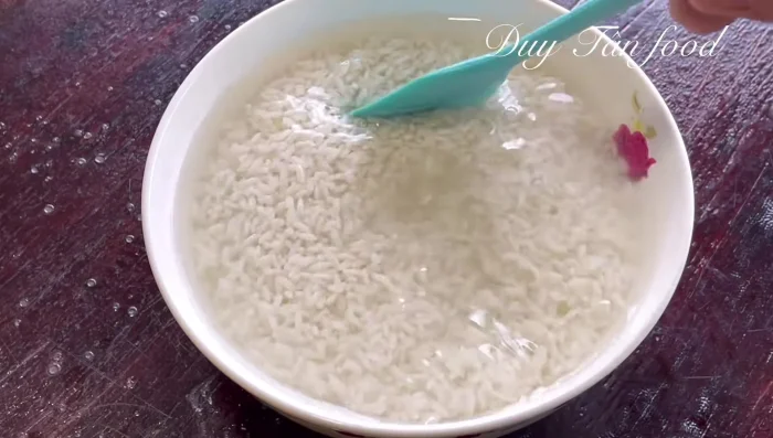 Wash the glutinous rice and soak it in water for 3-4 hours. Drain the rice.