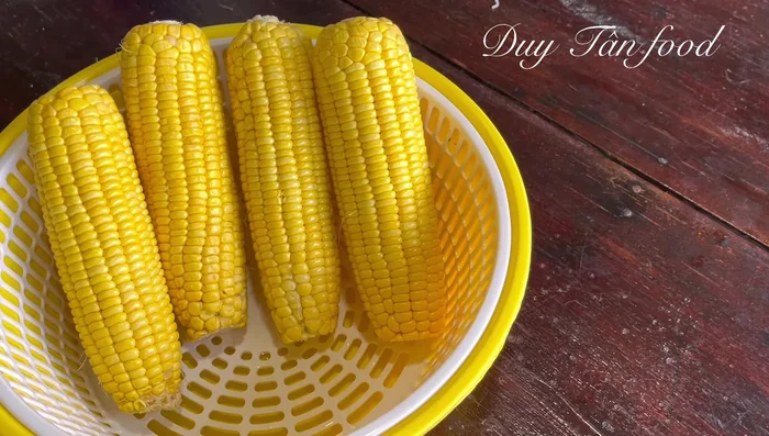 Prepare the corn: Peel the corn kernels, keeping the husks. You can use a knife or separate the kernels and then roughly blend them. Aim for 600g of corn.