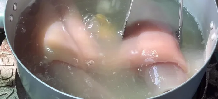 Once the pork skin is cooked, cool it in cold water. Cut the skin into small strips.