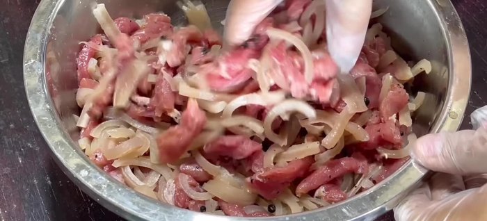 Steam the stuffed bladders for 10 minutes, then pierce them with bamboo sticks to release excess water. Continue steaming for another hour.